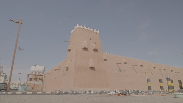 قصر القشلة في حائل تحت سماء صافية، لقطة من مستوى الأرض.