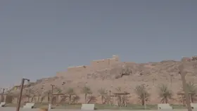 قلعة عيرف على تلة في حائل، لقطة نهارية.