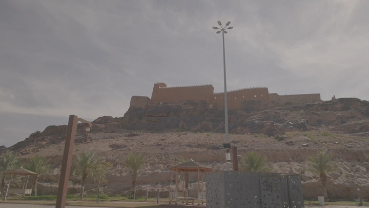 قلعة عيرف على تل في حائل، لقطة نهارية.