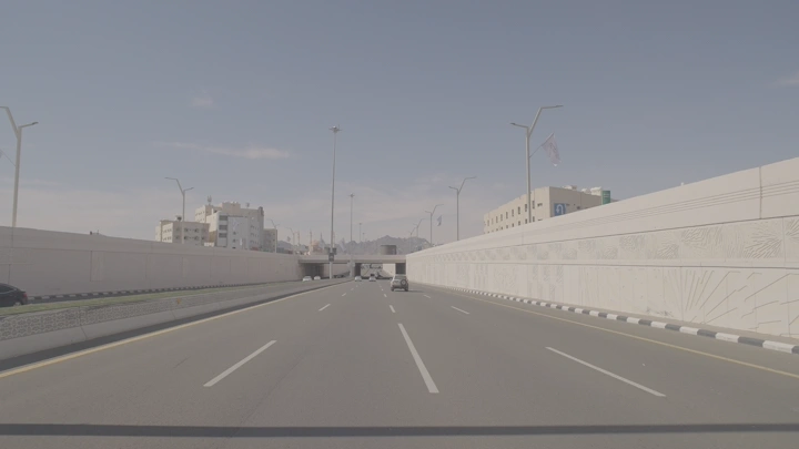 طريق الدائري في حائل تحت سماء صافية، لقطة نهارية.