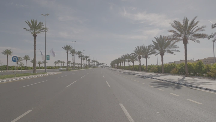 طريق المطار في حائل تحت السماء الصافية، لقطة نهارية.