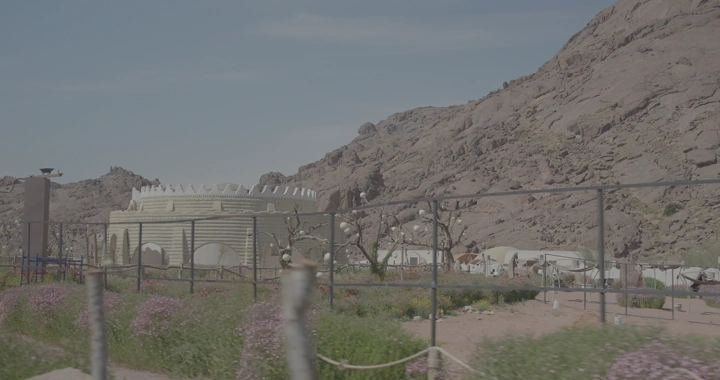 مبنى تاريخي في عقدة بحائل، لقطة نهارية.