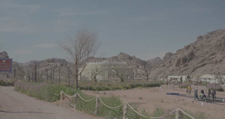 مبنى دائري في عقدة بحائل، لقطة نهارية.