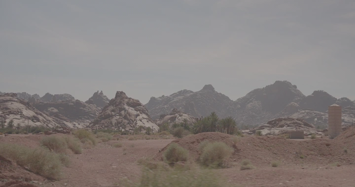 جبال عقدة في حائل تحت سماء غائمة، لقطة نهارية.