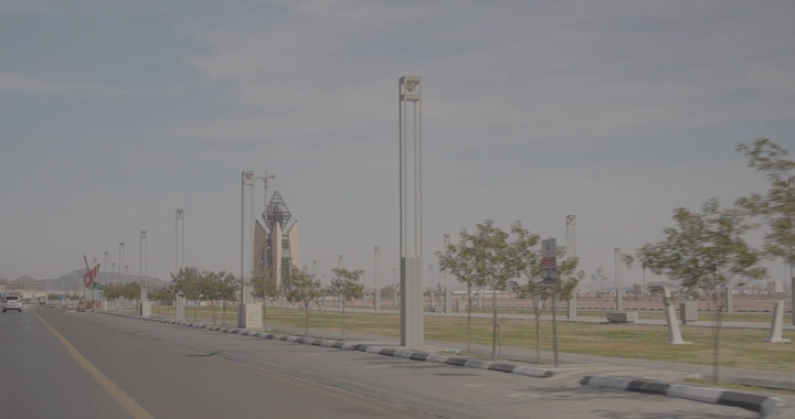 برج الجوهرة في حائل تحت سماء صافية، لقطة من الطريق.