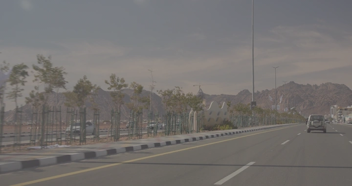 طريق الدائري في حائل مع جبال في الخلفية، لقطة نهارية.