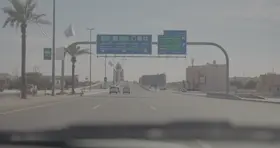 طريق الدائري في حائل تحت السماء الصافية، لقطة من داخل السيارة.