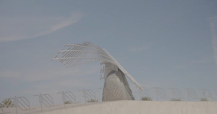 تمثال معدني على شكل صقر في دوار الصقر بحائل، لقطة نهارية.