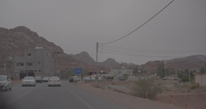 طريق ولوحة عقدة الجبلية في حائل، لقطة نهارية.