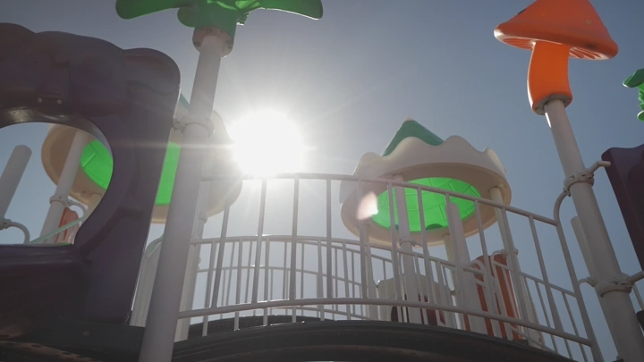 ملعب أطفال في الهواء الطلق تحت أشعة الشمس، لقطة من الأسفل.