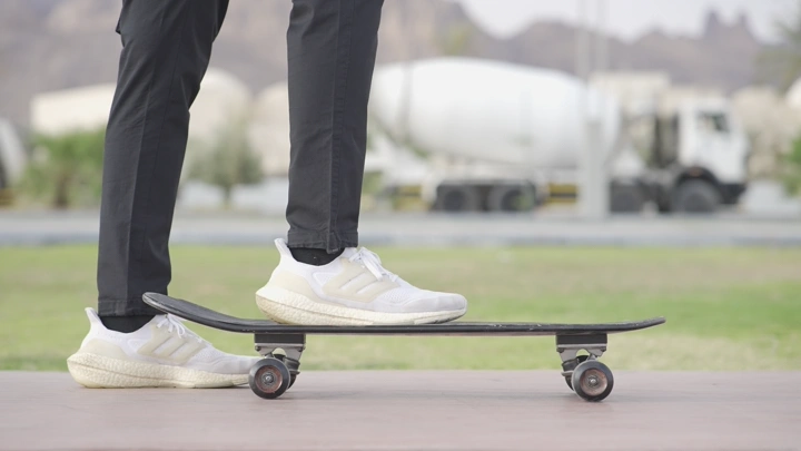 شخص يقف على لوح تزلج في الهواء الطلق، لقطة جانبية.