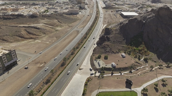 مدينة حائل من الأعلى تظهر الطرق والتضاريس الجبلية، لقطة جوية.