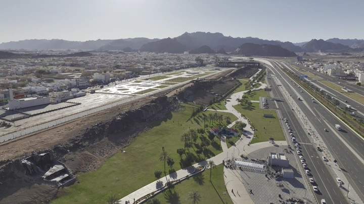 لقطة جوية لحديقة الأمير سعود بن عبدالمحسن في حائل، تُظهر المناظر الطبيعية والطرق المحيطة.