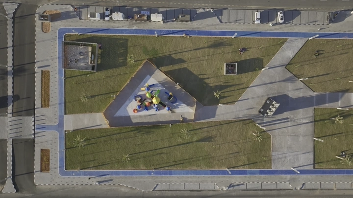 حديقة حي من الأعلى في النهار، لقطة جوية.