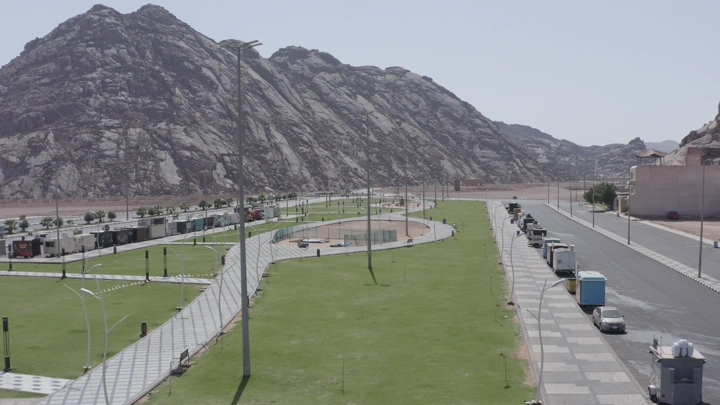 حديقة صبابة في حائل مع جبال في الخلفية، لقطة درون.