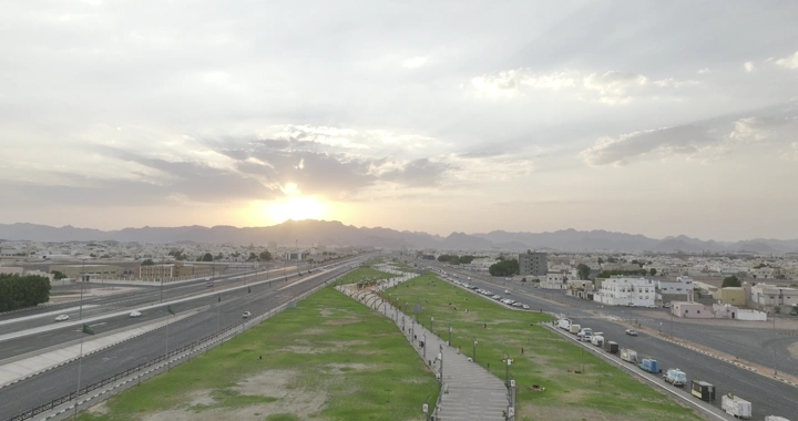 حديقة الزهرة في حائل عند الغروب، لقطة درون.