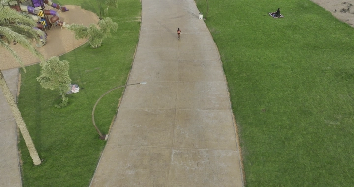 راكب دراجة في حديقة الأمير سعود بن عبدالمحسن، لقطة درون.