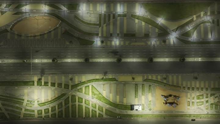 منظر جوي لحديقة المغواة في حائل ليلاً، لقطة جوية ليلية.