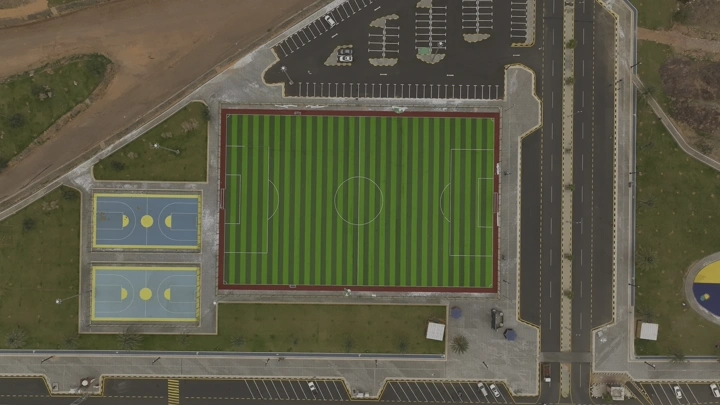 ملعب كرة قدم وملاعب سلة في مجمع رياضي، لقطة جوية.