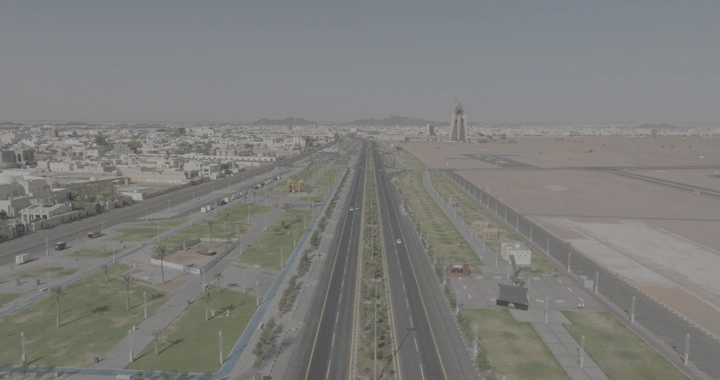 طريق مزدوج في حائل مع حديقة الفجر، لقطة جوية.