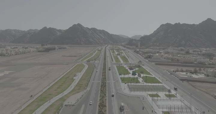 طريق مزدوج في حائل بين الجبال، لقطة جوية.