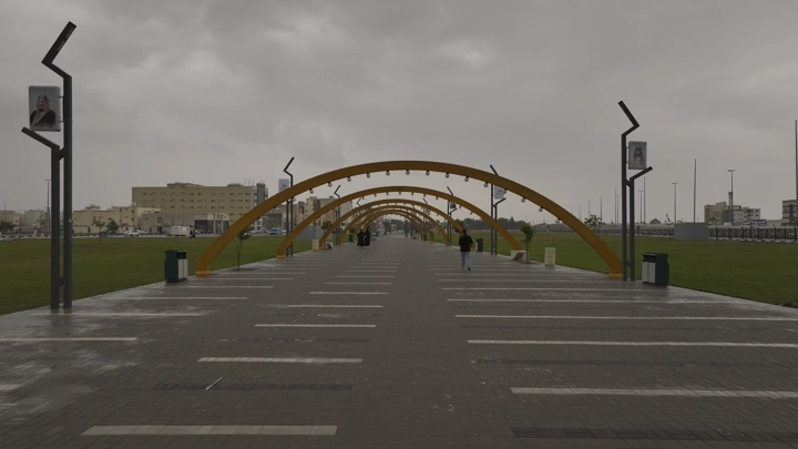 ممر في حديقة الزهرة بحائل، في يوم غائم، لقطة واسعة.