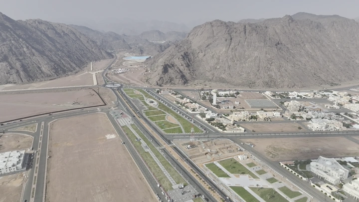 منظر جوي لحديقة الفجر وصبابة حائل، يظهر الجبال والمباني.