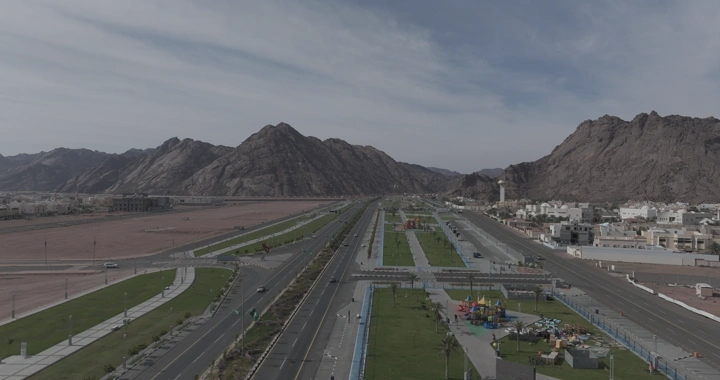 حديقة الفجر وصبابة حائل، منظر جوي للجبال والطرق.