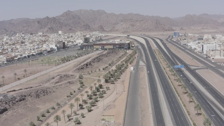 صورة جوية لحديقة الأمير سعود بن عبدالمحسن في حائل، تُظهر الطرق والمباني المحيطة.