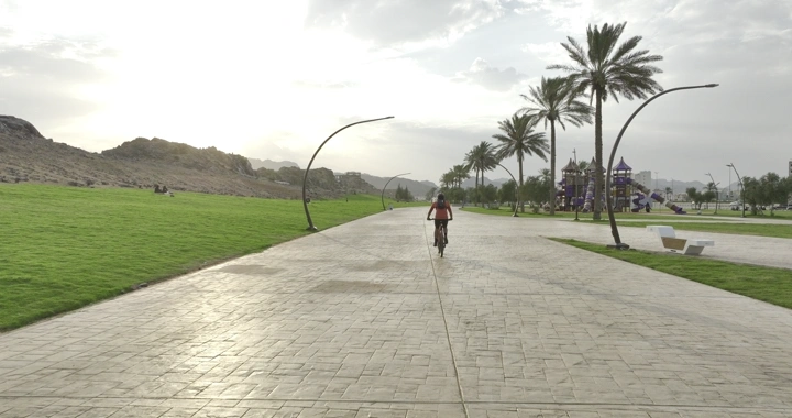 شخص يقود دراجة في حديقة الأمير سعود بن عبدالمحسن بحائل، لقطة درون.