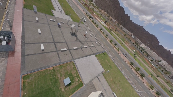 لقطة جوية لحديقة الفجر في حائل، تُظهر مساحات خضراء وطرق.