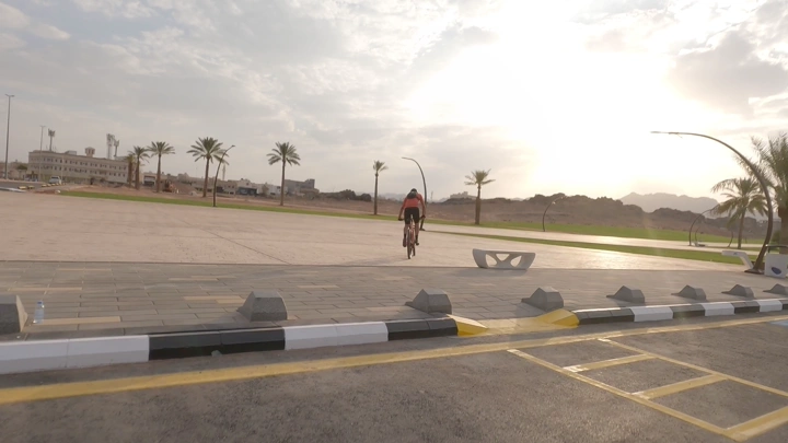 راكب دراجة في حديقة عند الغروب، لقطة درون.