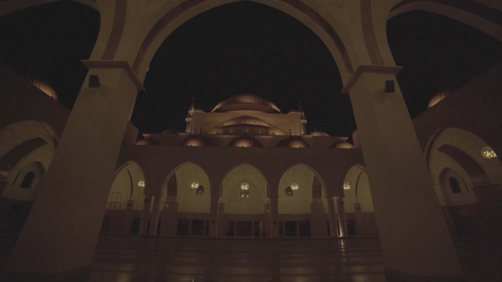 مسجد الراجحي في حائل ليلاً، لقطة واسعة.