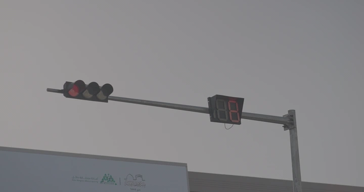 إشارة مرور حمراء مع عداد رقمي في النهار، لقطة من الأسفل.