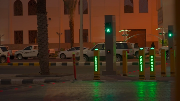 طريق مشاة مضاء ليلاً في مدينة، لقطة ليلية.