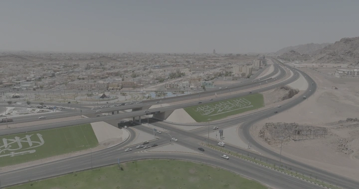 طريق دائري في حائل مع مناظر جبلية، لقطة درون.