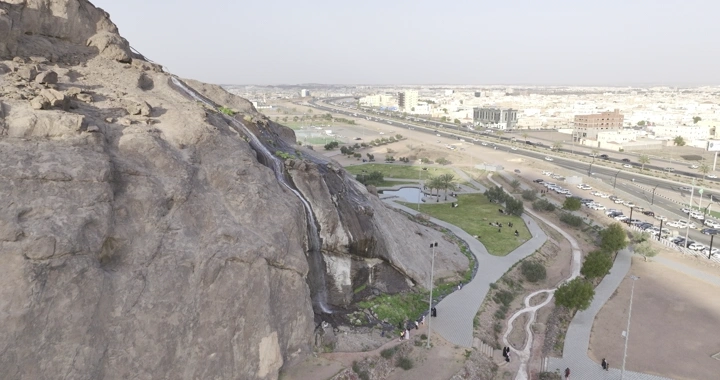 منظر جوي للطريق الدائري في حائل بجانب جبل وصخور، لقطة درون.