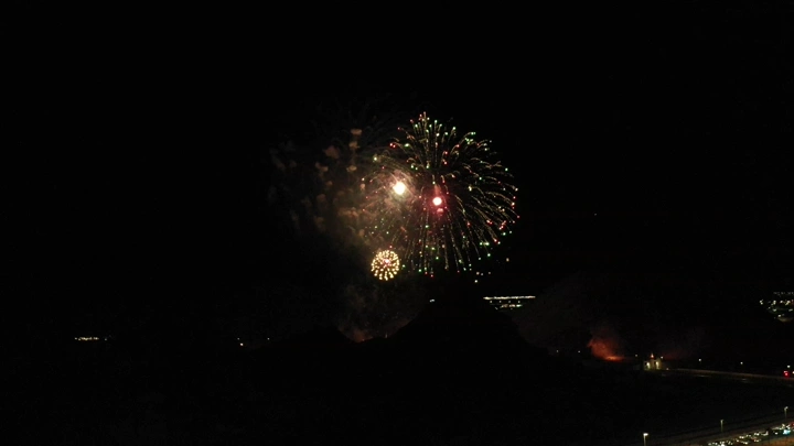 ألعاب نارية في سماء ليلية، لقطة درون.