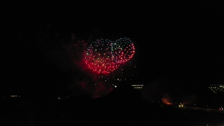 ألعاب نارية في السماء ليلاً، لقطة درون.