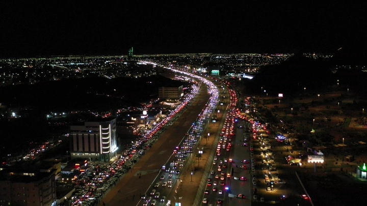 مدينة حائل ليلاً، تصوير جوي درون يظهر الشوارع المضيئة.