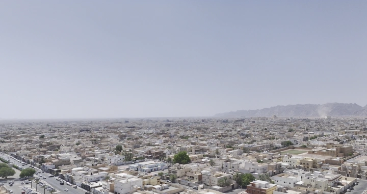 منظر جوي لمدينة حائل في وضح النهار، لقطة درون.