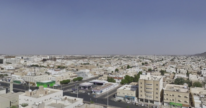 مدينة حائل من الأعلى في وضح النهار، لقطة درون.