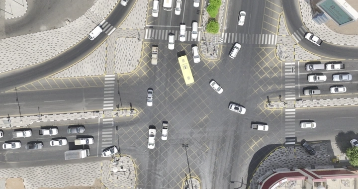 تقاطع طرق مزدحم في حائل، لقطة درون من الأعلى.