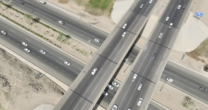 جسر مزدوج في حائل مع سيارات، لقطة درون.