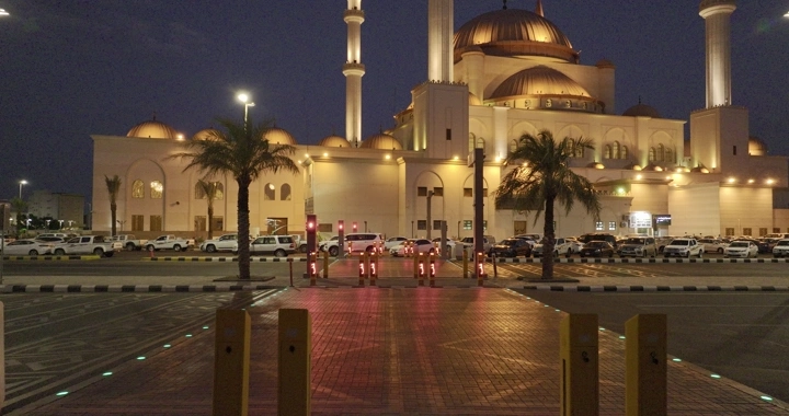 مسجد الراجحي في حائل ليلاً، لقطة درون.