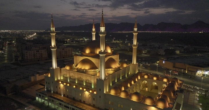 مسجد الراجحي في حائل ليلاً، صورة درون.