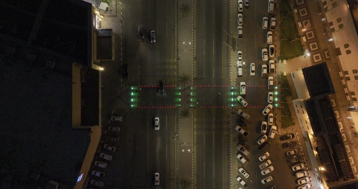 طريق مشاة مضاء ليلاً، لقطة درون عمودية.