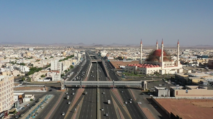 طريق الدائري في حائل مع مسجد، لقطة درون.