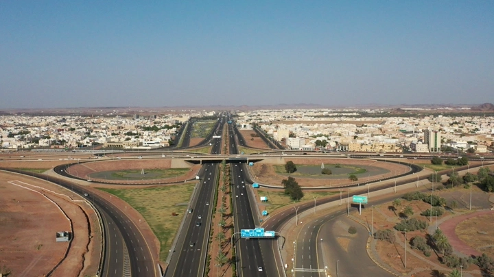 طريق دائري في حائل، لقطة درون من الأعلى.