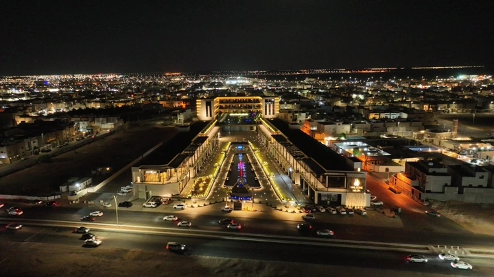 مدينة حائل ليلاً، لقطة درون من الأعلى.